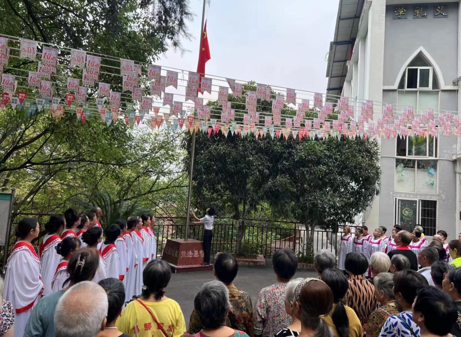 四川省基督教各地堂点举行庆祝新中国成立75周年升挂国旗活动