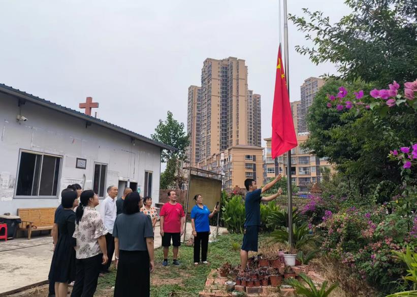 四川省基督教各地堂点举行庆祝新中国成立75周年升挂国旗活动